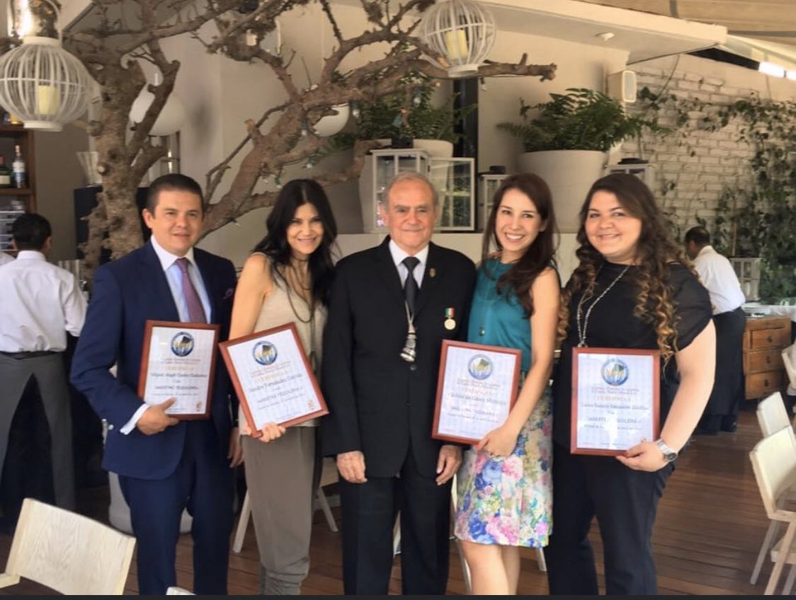 Hace 4 años recibimos nuestro grado de Maestro #Tequilero <a href="/MiguelACooley/">Miguel Ángel Cooley</a> <a href="/SandraVinos/">Sandra Fernández G</a> <a href="/laurisantander/">Laura Santander</a> de mano de nuestro maestro <a href="/FariCoboRabin/">Francisco Hajnal</a> ¡felicidades!