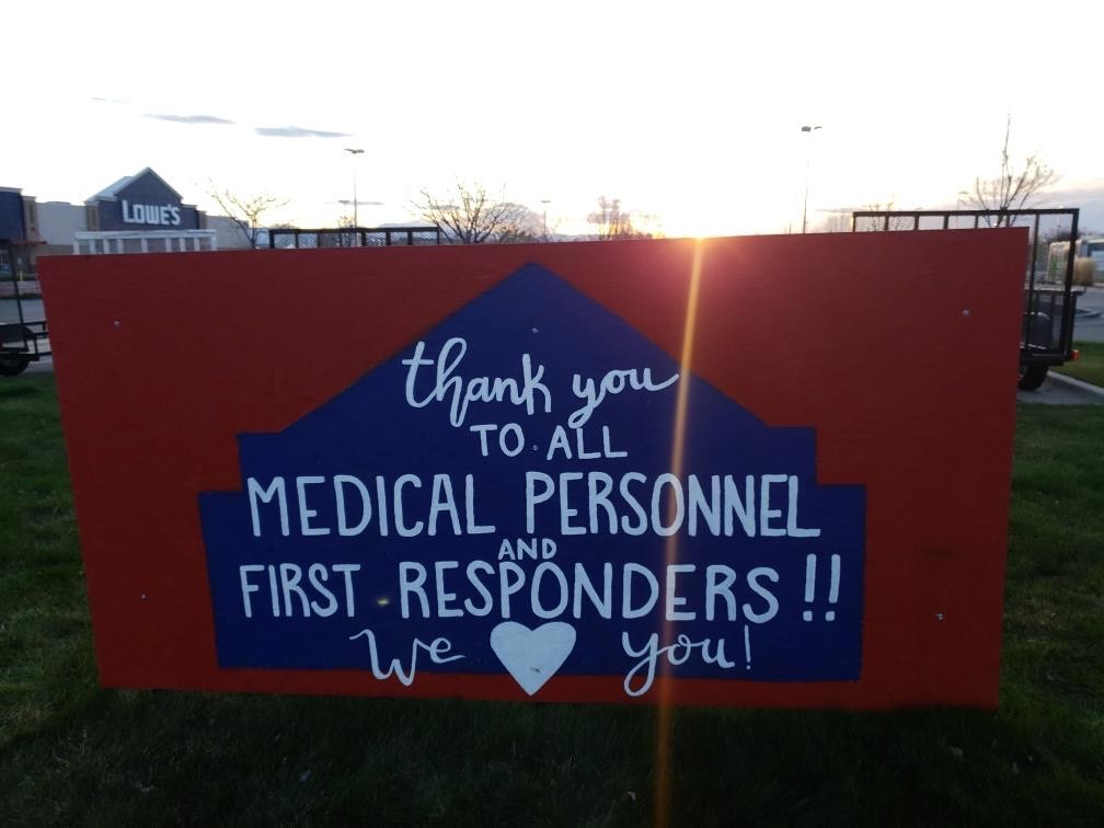 The sign from the team at store #1785 in Nampa, ID, looks beautiful at sunset. Thanks for showing such a large display of gratitude! DIY your own thank you for our frontline workers using items at home and share it with us using  #BuildThanks.