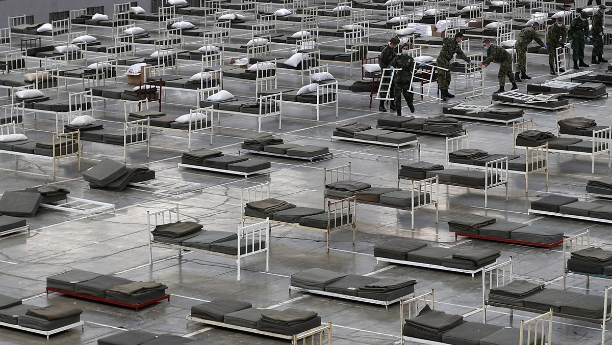 In Serbien dürfen mit SARS-CoV-2 infizierte Menschen, die keine oder nur leichte Symptome aufweisen, nicht mehr in Heimquarantäne bleiben. Wer positiv auf das gefährliche Coronavirus getestet ist, wird nun verpflichtend in ein Massenlazarett eingewiesen.
krone.at/2132428