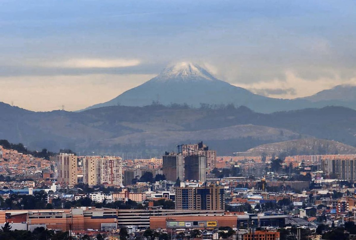 El cielo de Bogotá descansa y nos deja ver el imponente Nevado del Tolima. Foto de inalper en Instagram.