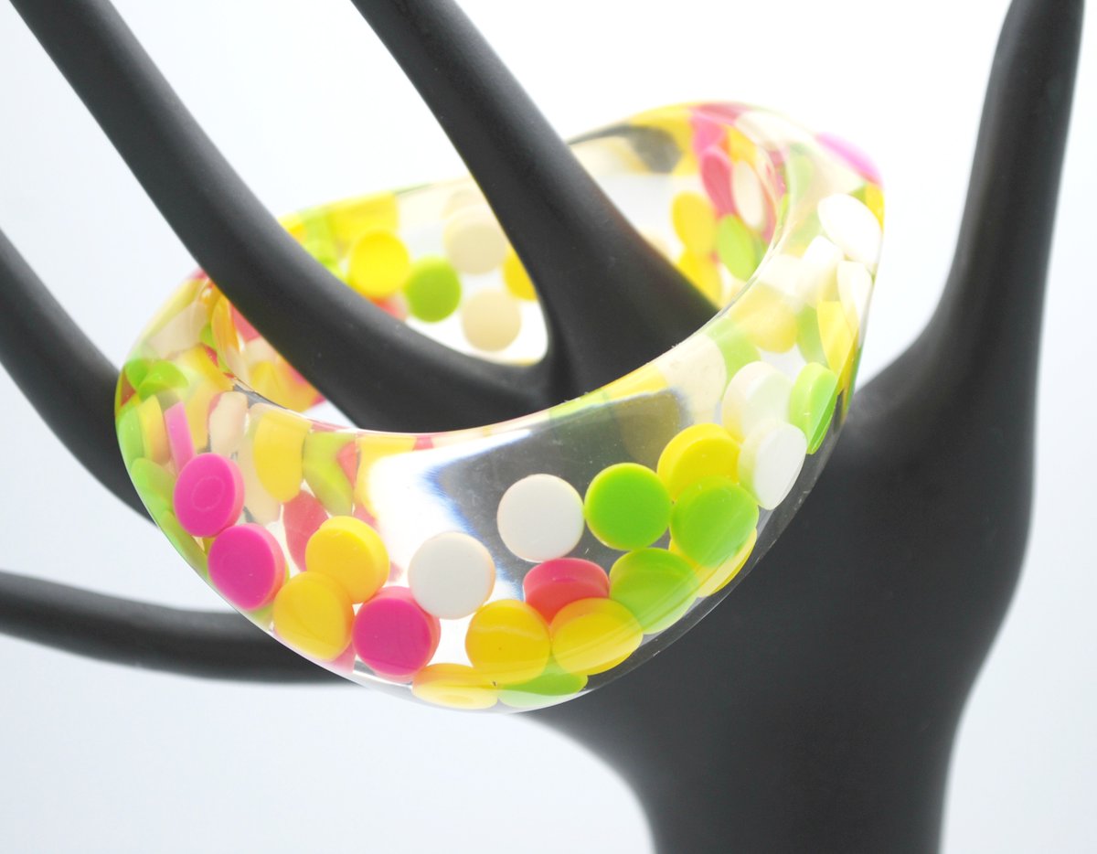 serendipitytrea's tweet image. 21vintagestreet.com/product/pastel…  #21vintagestreet #lucitebangle #aspirinlucite