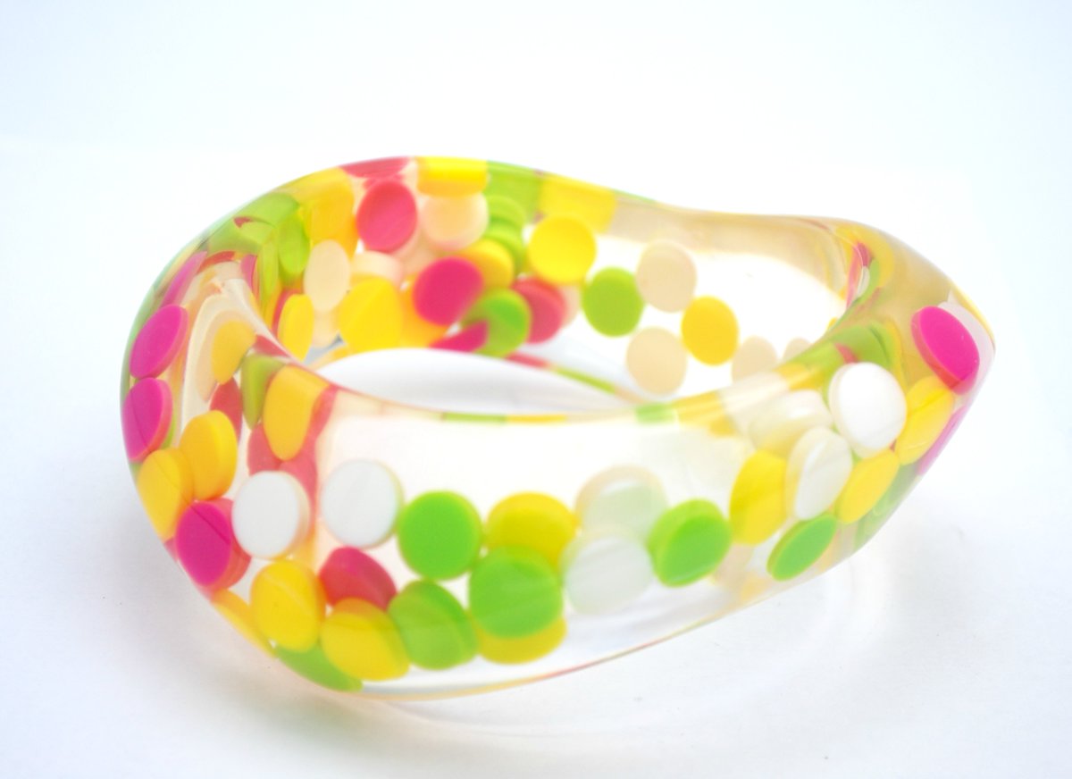 serendipitytrea's tweet image. 21vintagestreet.com/product/pastel…  #21vintagestreet #lucitebangle #aspirinlucite