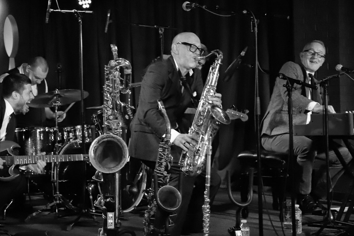 UrbaniteSpacem1's tweet photo. If you are a live music fan please join the challenge of posting a live music related photo. Just one picture, no description. Please copy the text in your status, post a picture and look at some great memories/pictures. @YourWullie #photography https://t.co/uLHKrcJx0d
