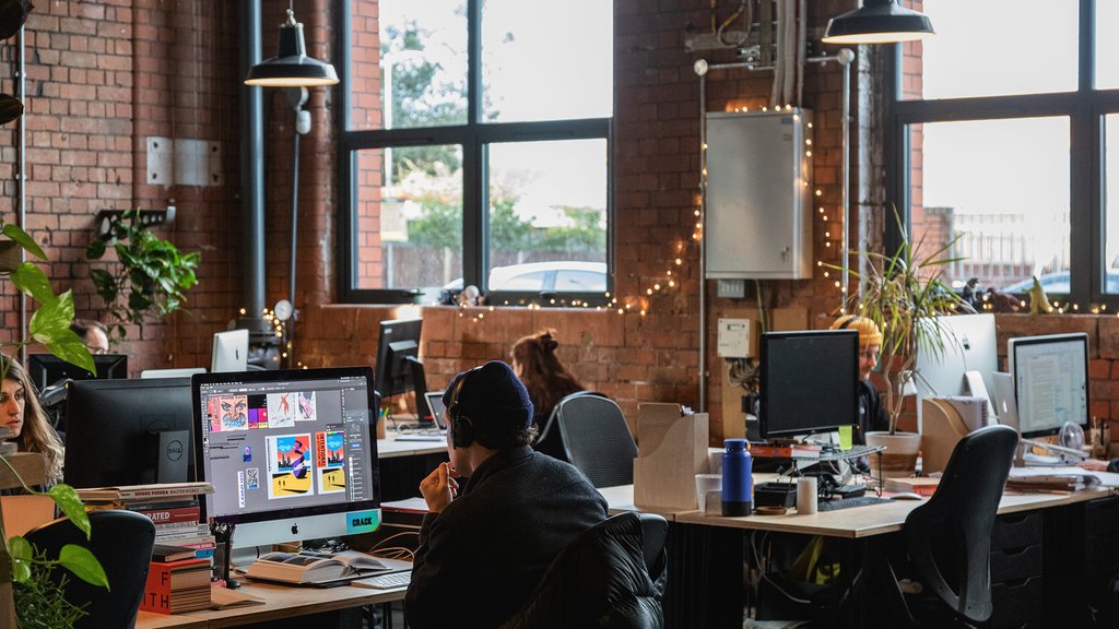gatherround_co's tweet photo. How to build a productive co-working environment for creatives 💫 
We reveal all in our latest journal post. Grab a brew, put your feet up for 5 and take a gander!
👉 Link to article: https://t.co/9tzpN367hc
📸@ValenieceStudio https://t.co/DrdEQT5e3c