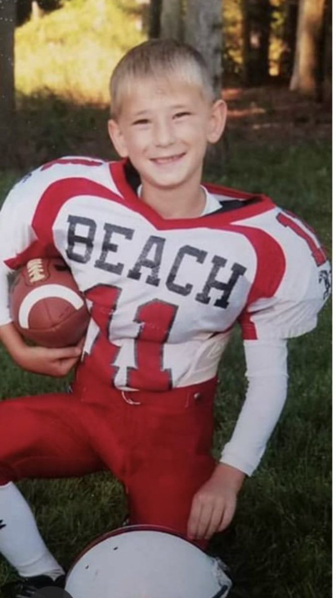 fruitport33's tweet photo. BROTHERHOOD CHALLENGE: that’s me my first year to me now in 8th grade as a running back https://t.co/5JGhd1FoVi