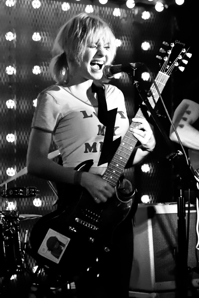 UrbaniteSpacem1's tweet photo. If you are a live music fan please join the challenge of posting a live music related photo. Just one picture, no description. Please copy the text in your status, post a picture and look at some great memories/pictures. @YourWullie #photography https://t.co/uLHKrcJx0d