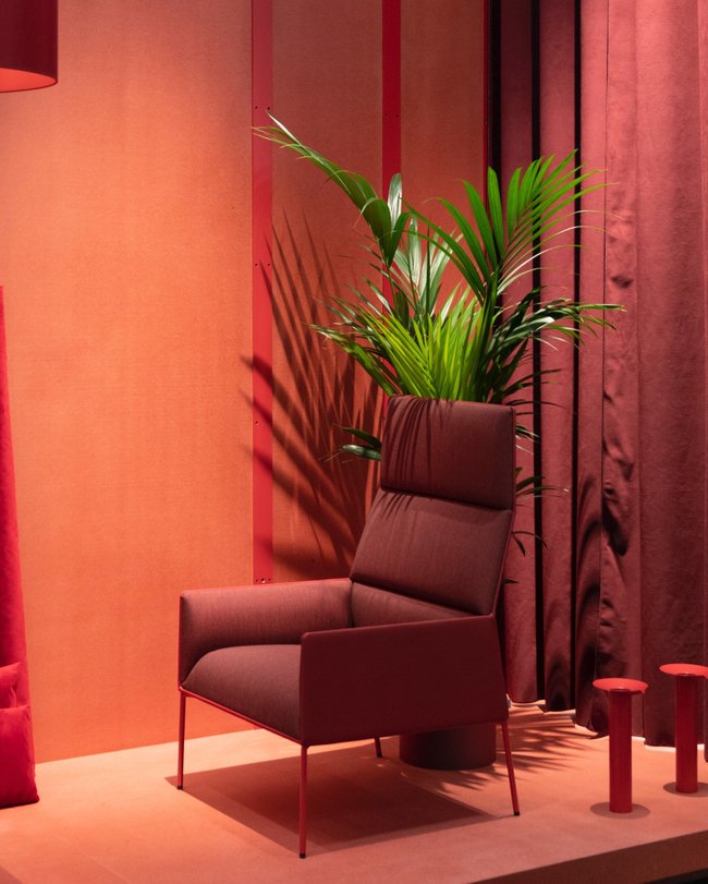 jbcolor's tweet photo. How does the color red make you feel? Red is often associated with passion. Its whole vibe creates feelings of excitement or intensity. For most women, the color red makes them feel sexy. https://t.co/fhp120kkYt