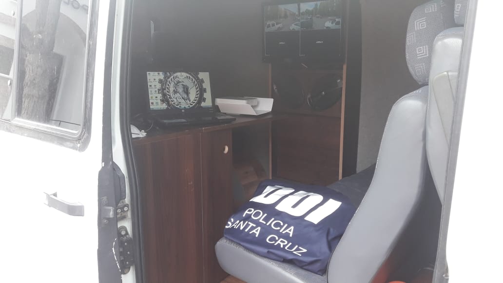 RelacionesPsc's tweet photo. OPERATIVO COVID-19 
Con esfuerzo e ingenio, División Apoyo Tecnológico, pone en funcionamiento una oficina móvil, con cámaras de filmación 360°, internet para consultas judiciales on-line, entre otras funciones. aportando su valiosa función. Gracias @romerosistemas por colaborar. https://t.co/FmBY9A40Rj