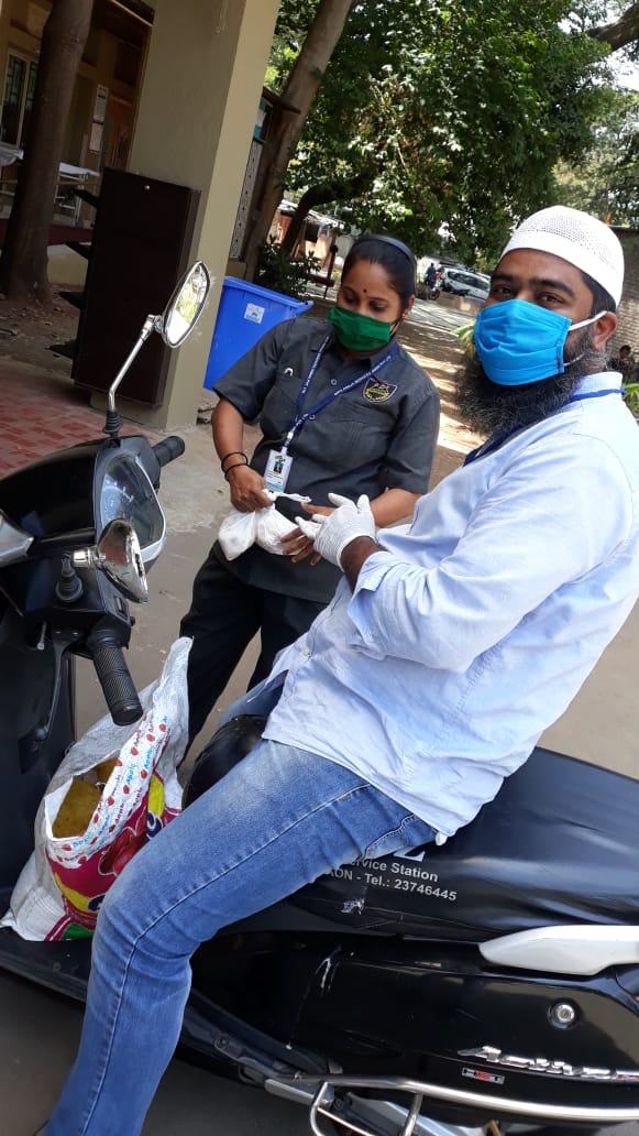 Manchesterblead's tweet photo. Food distribution happening from day1 of lock-down from the youth group of Mustafa bazaar masjid at Byculla near Masina hospital to all the labour workers and many others of Lakda Bazaar. 
Jazak Allah khair. https://t.co/n2jwMwGQH8