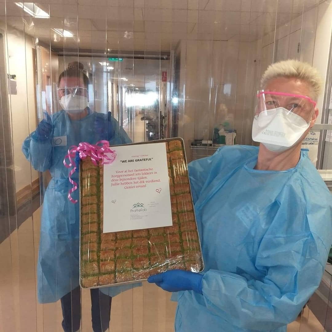 ProPrefab's tweet image. ProPrefab is vandaag op bezoek geweest in het Dijklander Ziekenhuis.
Voor al het fantastische zorgpersoneel op de ‘’Covid-19 afdeling’’ hebben wij iets lekkers gebracht,
omdat zij dit dik verdienen in deze bijzondere tijden. @DijklanderZh