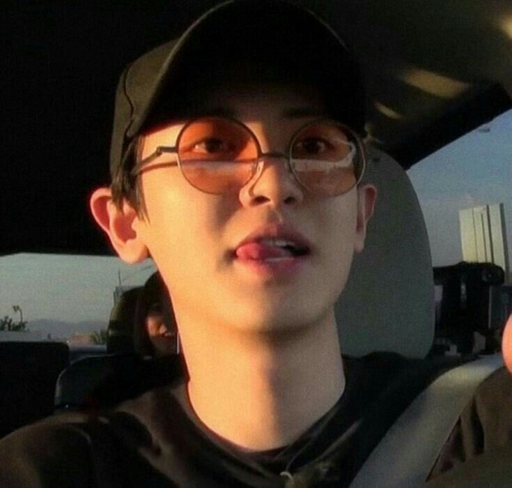 pxcketsize's tweet photo. the chanyeol               the yeolmae https://t.co/BQHP3hvyPf