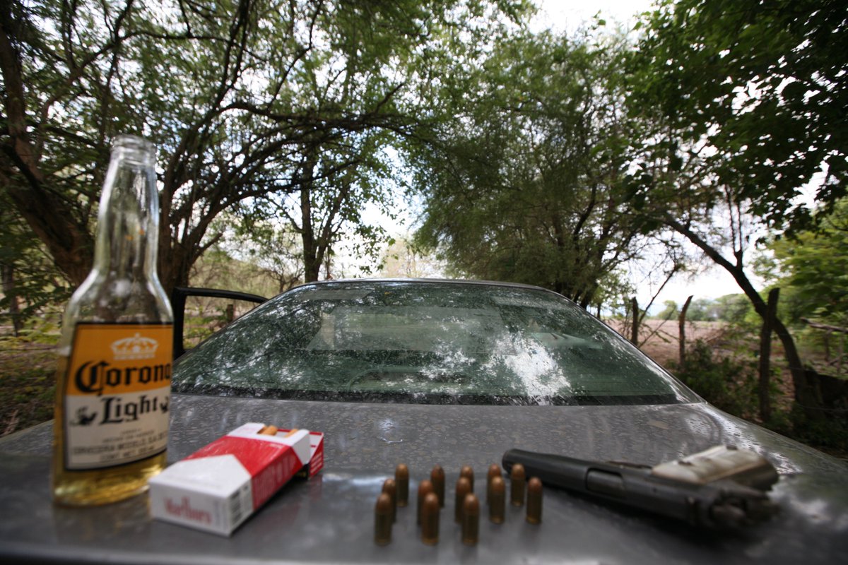 One more throwback pic from #fieldresearch in #Michoacán🇲🇽

An afternoon of beers, bullets, talking future and choices with youngsters out in the rancho

Apatzingán muncipality, 2015