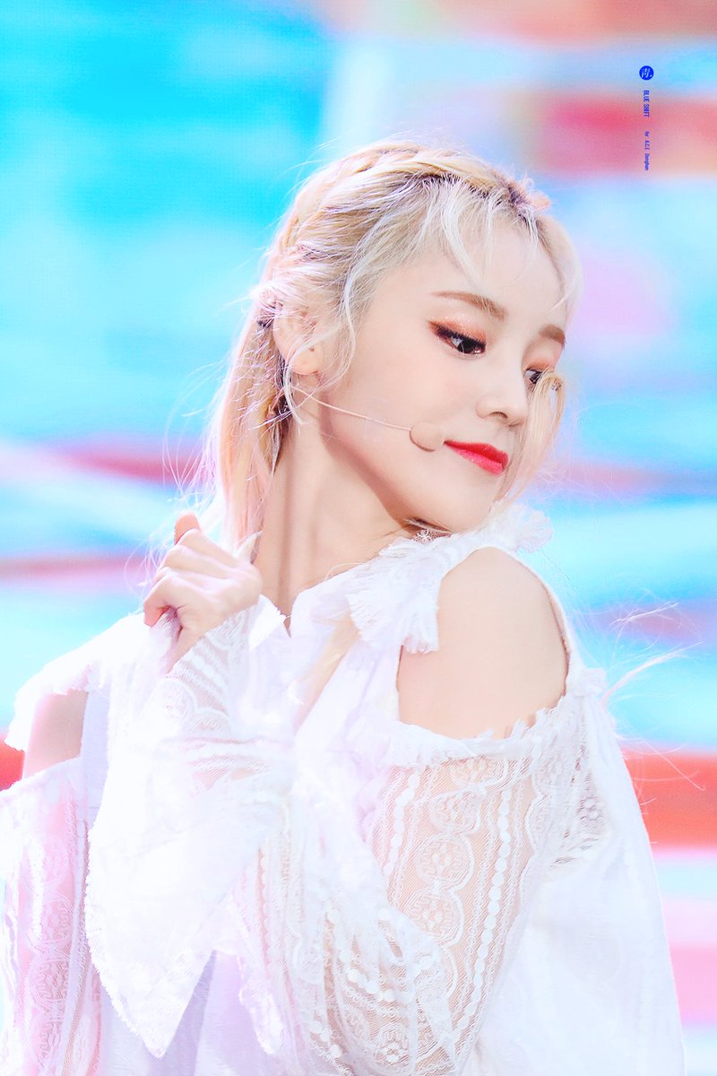 thread of jinsoul being really pretty