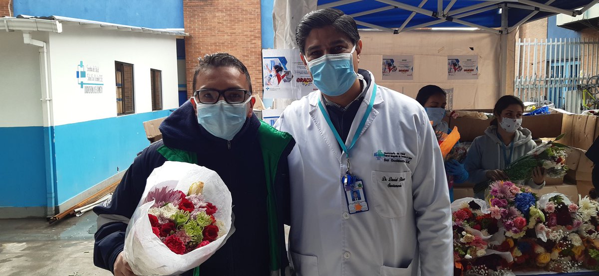 SubRedSurOcci's tweet photo. #Gracias @asocolflores por regalarnos un momento maravilloso en el #DíaMundialDeLaSalud 
Seguimos recorriendo nuestras unidades entregando este bello detalle para los héroes de Colombia.@infopresidencia @MinSaludCol @Bogota @SectorSalud @SubRedSurOcci @Capitalsalud https://t.co/JYbSNwXavJ