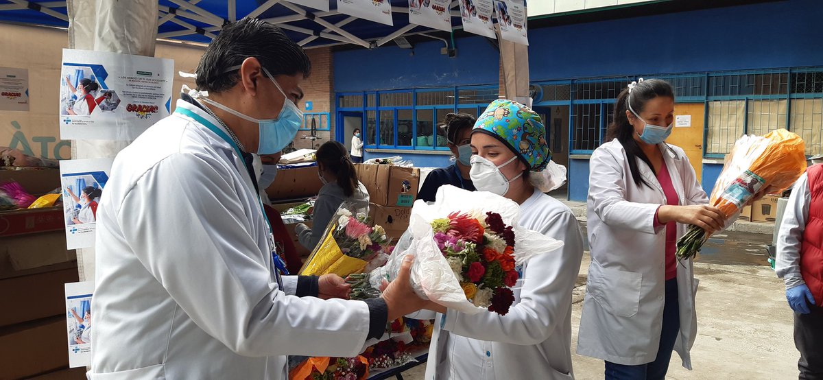 SubRedSurOcci's tweet photo. #Gracias @asocolflores por regalarnos un momento maravilloso en el #DíaMundialDeLaSalud 
Seguimos recorriendo nuestras unidades entregando este bello detalle para los héroes de Colombia.@infopresidencia @MinSaludCol @Bogota @SectorSalud @SubRedSurOcci @Capitalsalud https://t.co/JYbSNwXavJ
