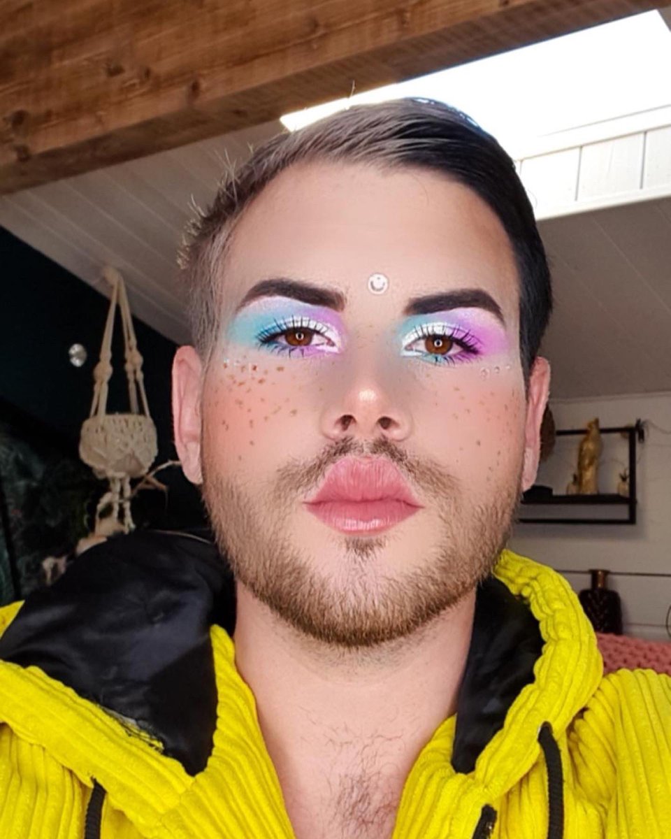 Morganismeytb's tweet photo. 🍦IceCream makeup 🍦
What Is Your Favorite Flavor ?
🍓🍫🍋
#maquillage #makeup #eyeshadow #cutcrease #europe #france #lyon #icecream #gay #gayboy #spring #fresh #freshmakeup #mint #lavender #blueeyeshadow #shiny #glow #purplemakeup #glowyskin #contouring #summer #art #artist https://t.co/rWLuus93iV