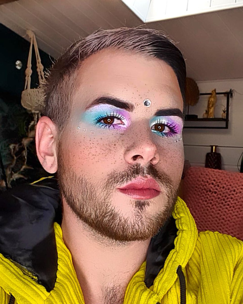 Morganismeytb's tweet photo. 🍦IceCream makeup 🍦
What Is Your Favorite Flavor ?
🍓🍫🍋
#maquillage #makeup #eyeshadow #cutcrease #europe #france #lyon #icecream #gay #gayboy #spring #fresh #freshmakeup #mint #lavender #blueeyeshadow #shiny #glow #purplemakeup #glowyskin #contouring #summer #art #artist https://t.co/s6aesApxuy
