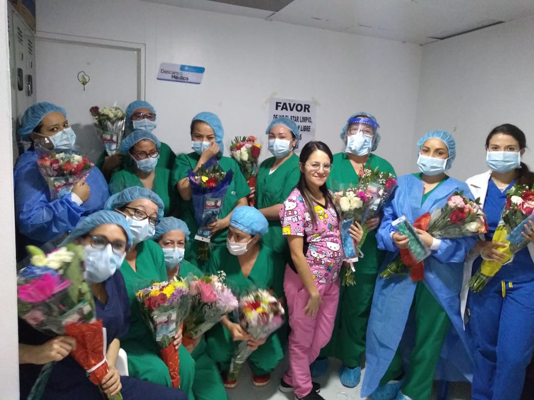 SubRedSurOcci's tweet photo. 💐🌼🌻🌺🥀🌹🏵🌸
Los bellos momentos de la vida siempre han sido adornados por las flores, hoy @asocolflores y la Primera Dama de la Nación, alegraron y alentaron a los profesionales de la salud de la @SubRedSurOcci con la entrega de cientos de ellas #SalvamosVidas #QuedateEnCasa https://t.co/wjYczujMO7