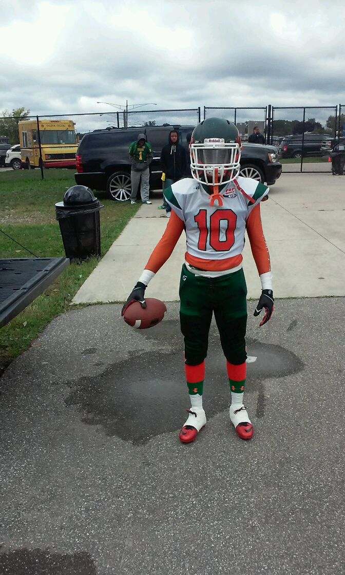 WadleyGary's tweet photo. @BlufftonFB Tre'jon Pickett Detroit Hurricanes Running Back https://t.co/Ja6N0qaMcG