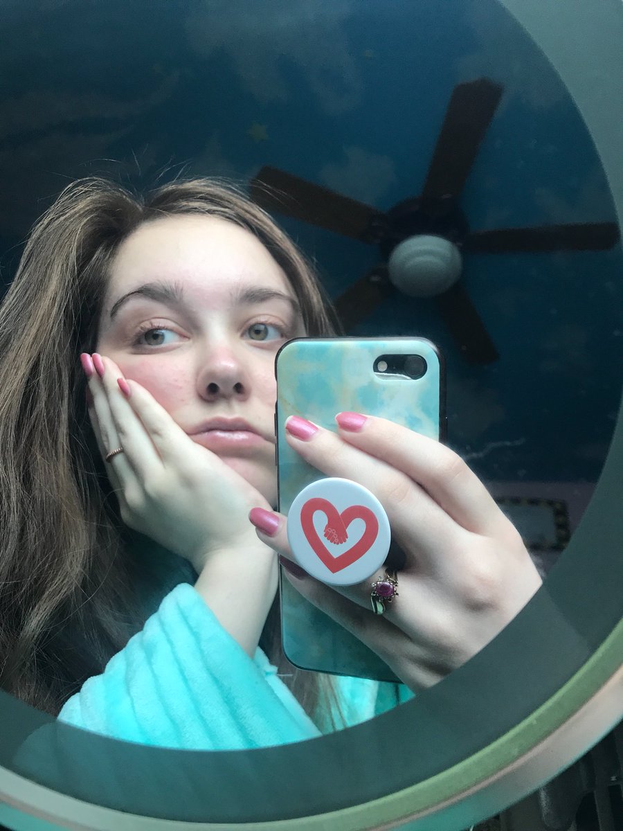 protectisms's tweet image. .) Me coming out of being ia to say

Zoe and this tiktokker she’s obsessed w AS FEM!REDDIE !!!! 

That’s all. A theory.