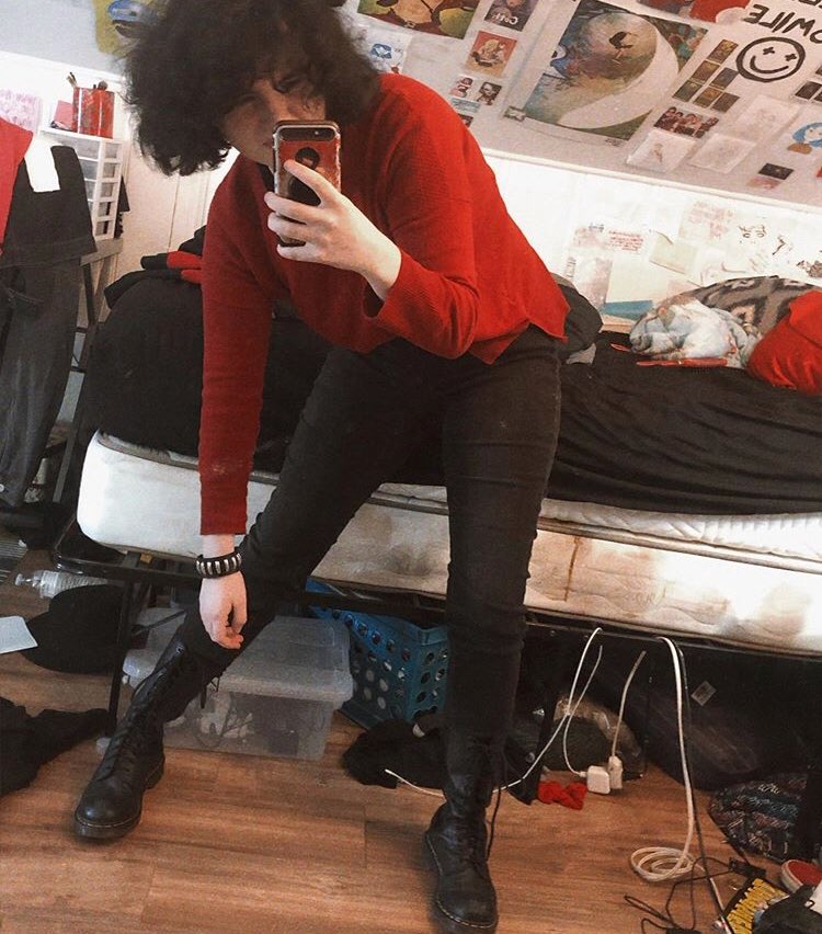 protectisms's tweet image. .) Me coming out of being ia to say

Zoe and this tiktokker she’s obsessed w AS FEM!REDDIE !!!! 

That’s all. A theory.