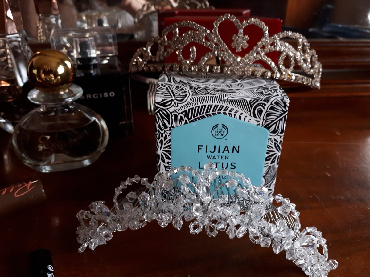Seashellshappy's tweet photo. @danjlevy @SchittsCreek Martinis chilling, got my hair and make up done, picking out a dress, but is this a #tiara event? #SchittsFinale #dressingup #thanksforallthelaughs @Risa_do https://t.co/lcp0xSvLgu