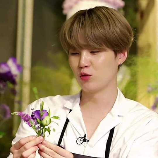 PURPLEARMYCDJF's tweet photo. Yoongi florista es lo más hermoso que eh visto
@BTS
#SUGA
#YOONGI
#BTS
#RUN99 https://t.co/DbxyKVwzCv