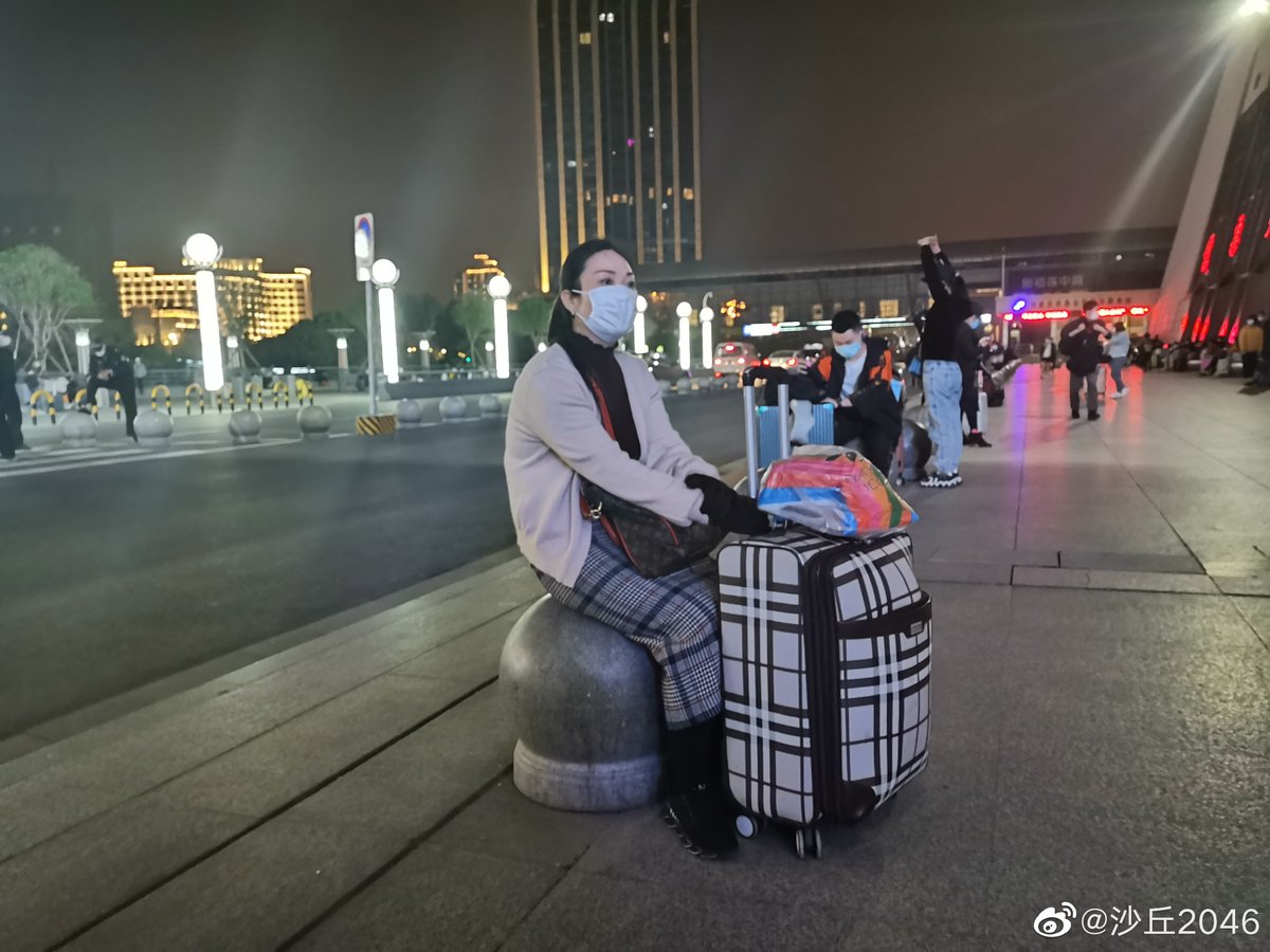 humansofwuhan's tweet photo. Around 10:30 PM, April 7th, the train transportation in Wuhan was about to restart, marking the end of 76 days of lockdown. 11 weeks of being trapped and battling #COVID19, Wuhan is finally reopened.

PC: 沙丘2046@weibo.com https://t.co/Nu1Snu4aP1