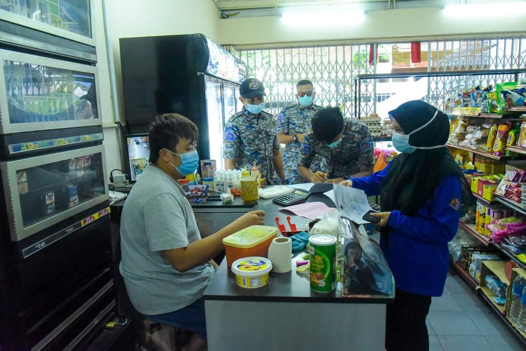 AwamUnit's tweet photo. Pemantauan tetap diteruskan untuk memastikan masyarakat terus patuh kepada Perintah Kawalan Pergerakan Hari ke 21. Namun masih terdapat premis yang gagal serta mengemukakan alasan yang kukuh untuk beroperasi dan tidak akur kepada arahan kerajaan ini.

https://t.co/eOE0GlZWuQ https://t.co/9sk4c9PiJT