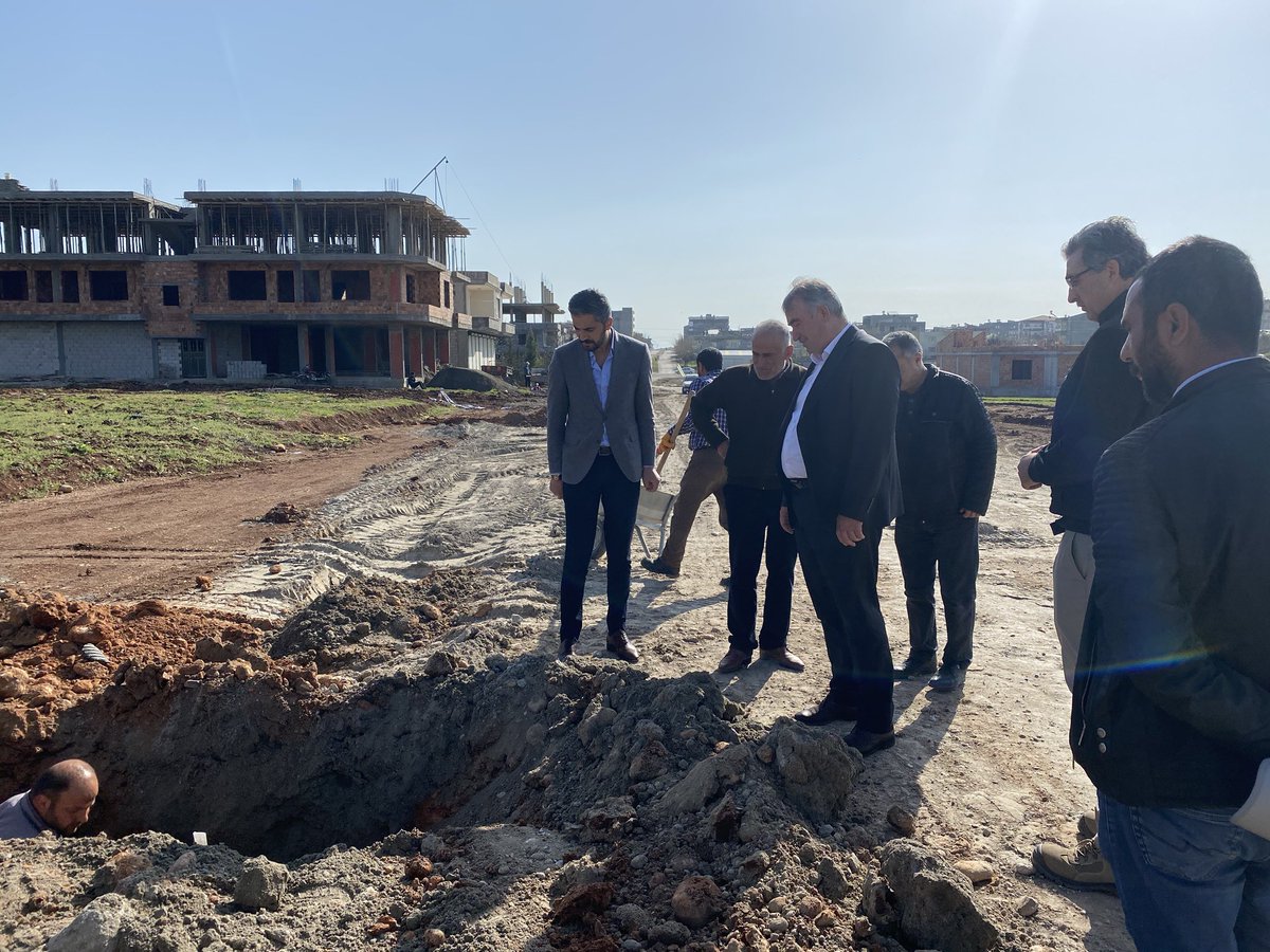 iyusufturanli's tweet photo. Siz şimdi evlerinizde kalın ❗️
Biz gelecek güzel günler için çalışıyoruz 😇

Altyapı-üstyapı farketmez mutlu günlerde güzel bir Kahta olması için ilçemizi güzelleştirmeye devam ediyoruz😎 https://t.co/Ew7ckdtnwu
