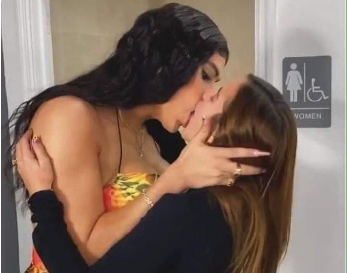 iUsuarioNF's tweet photo. *Mi amor tranquilo, siempre que salgo con mis amigas me cuidan*

—Las amigas: https://t.co/GypWvxm2mE