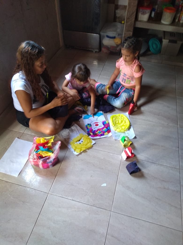 CastillaGab's tweet photo. En contingencia, con el liderazgo de la Dra. @linaarbelaez, modificamos el servicio que prestamos en @ICBFColombia, en el Cesar estamos apoyando a las familias para lograr que los días de aislamiento preventivo sean aprovechados para potenciar el desarrollo de los niños y niñas. https://t.co/XUQ833pHB1
