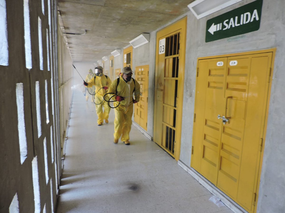 INPEC_Colombia's tweet photo. En el Establecimiento Penitenciario de Tuluá se llevó a cabo una jornada de desinfección de patios, celdas y zonas comunes, cumpliendo con la normatividad y preservando la salud de funcionarios y Población Privada de la Libertad. #InpecPreviene https://t.co/684x3mnQrh