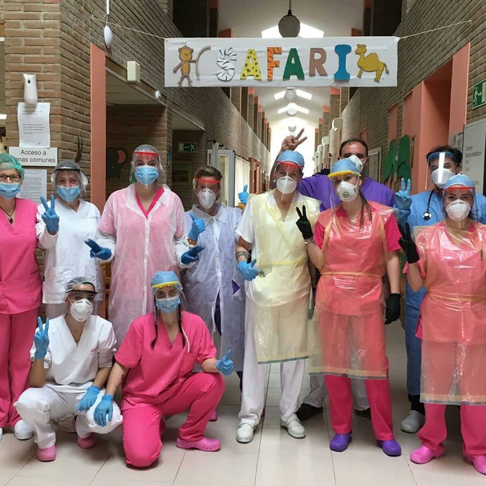 palomaFP_'s tweet photo. Ayer entregamos otras 100 pantallas de protección a Protección Civil. Una hora después ya las llevaban puestas los héroes de la residencia de la tercera edad San Juan Bautista, de Aldea del Fresno. ¡Esto lo paramos entre todos! https://t.co/nB9rzO2T4f