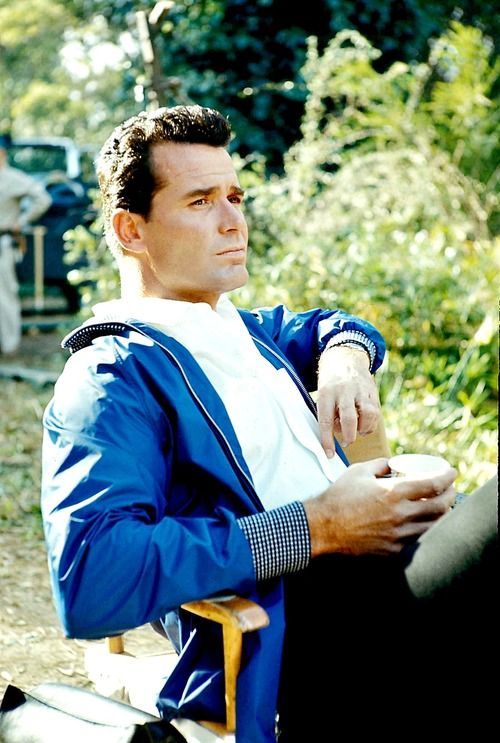 It's  #JamesGarner's birthday today. I thought to celebrate today, I would do a thread of gifs from every single one of his films. There are worse ways to spend a day than looking at that face over and over again.I hope you enjoy this celebration! Ready? Here we go!