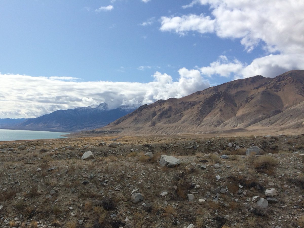 apatite4life's tweet photo. Here's the Wassuk Range with the Walker Lake, one of the ranges we sampled for apatite (U-Th)/He thermochron last autumn #randomfieldworkphoto https://t.co/QFnTOZunKV
