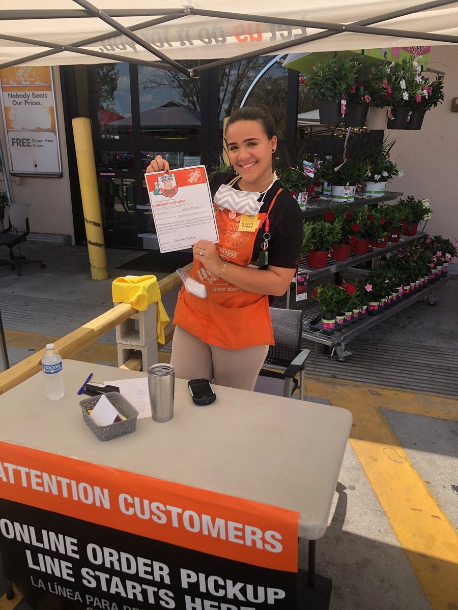 BLRoller34's tweet photo. 268s SD associate Valenna receiving a #virtualhomer for being all over the deliveries process!! Making sure customer’s deliveries and orders make it on time is what we are about!! #1RegionSFL @dennyawarren @RubenRo48457043 @JacobRobertsTHD https://t.co/9bazLmaRXb