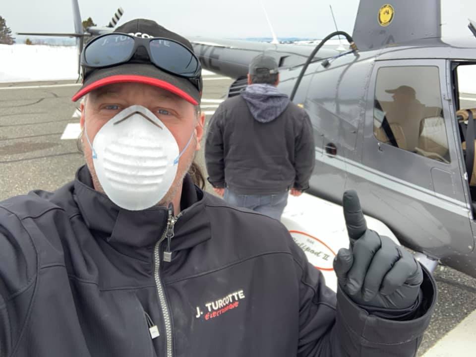 xplore_ca's tweet photo. Jonathan, notre technicien, s'est rendu en avion jusqu'à L'Isle-Verte pour s'assurer que leur école serait branchée pour le début des classes le lendemain. https://t.co/wPikuMQTG1