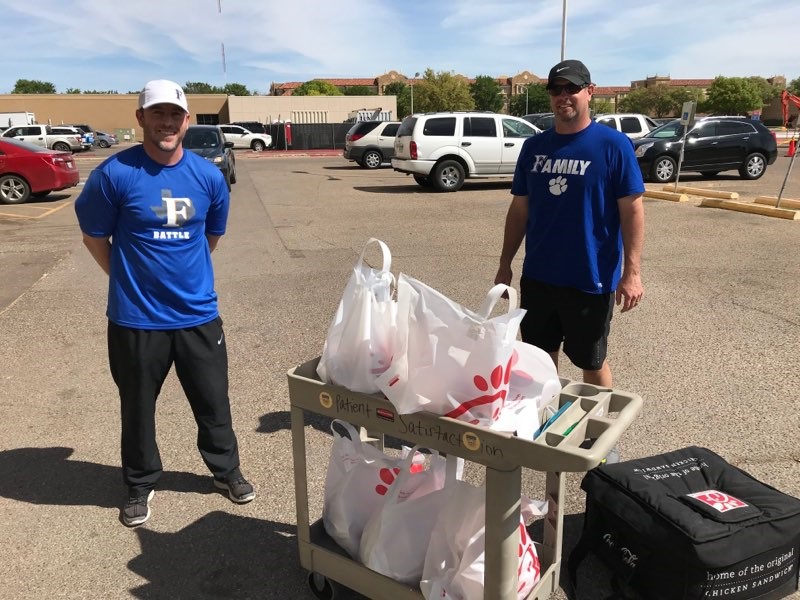 FrenshipISD's tweet photo. ๐Spread Kindness๐ #FrenshipWay
Today @FrenshipHS football coaches delivered approx 50 meals to Covenant staff members on behalf of the Football Team. They went to @covhs security team & Pharmacy.
Thank you to everyone in the medical field for taking care of our communities! https://t.co/DMrAJ0RGwh