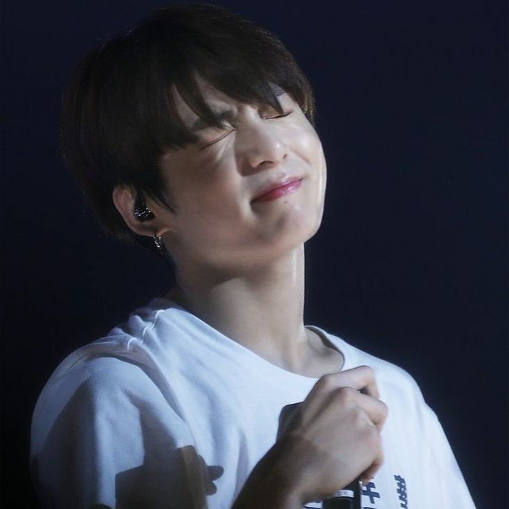 Jungkook scrunching his nose ; a devastating thread 