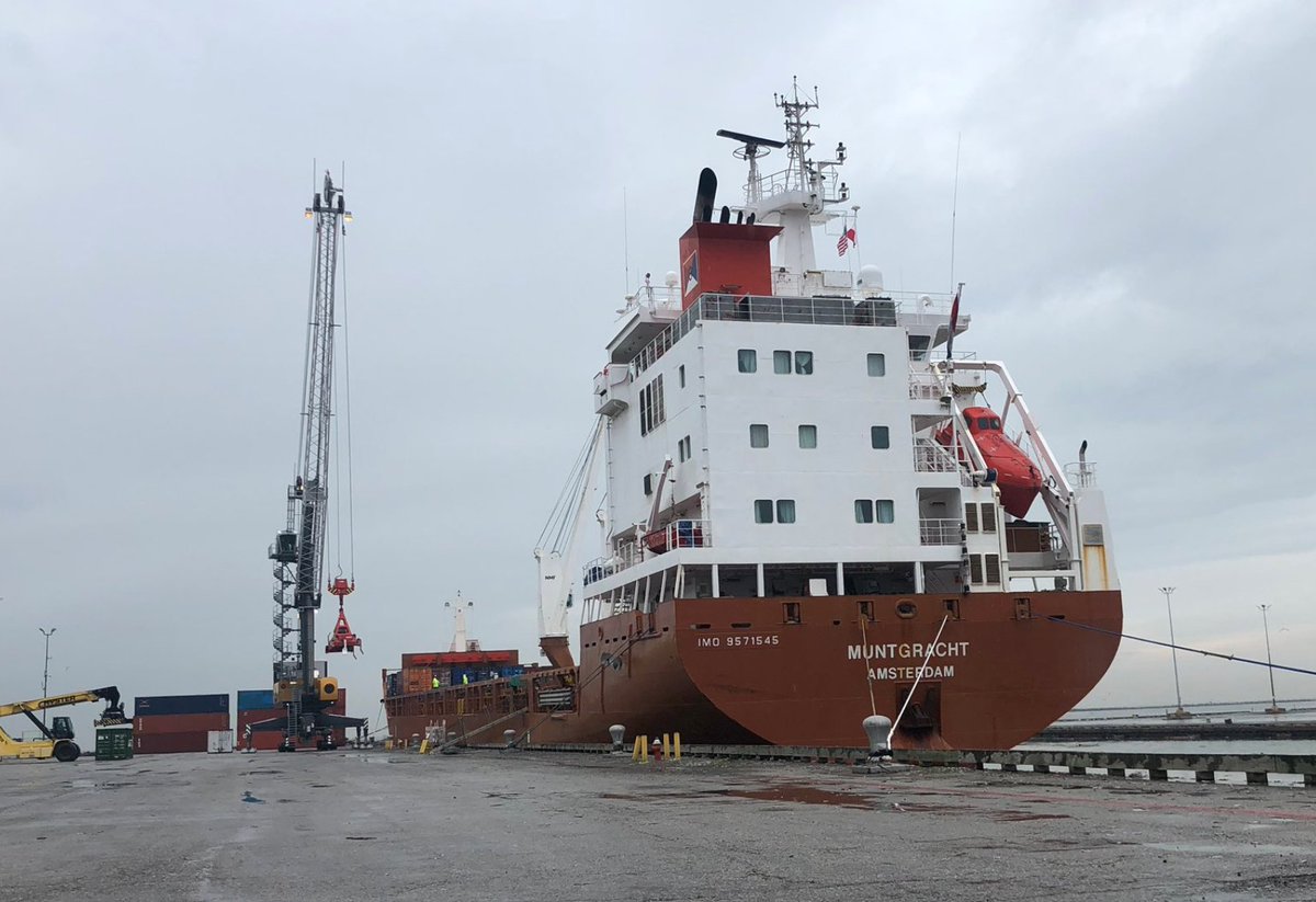 This morning we welcomed the first international ship of the 2020 #NavigationSeason. The Spliethoff M-Class vessel, M/V #MUNTGRACHT, arrived carrying 20' containers. #GreatLakes #ShippingMatters

📸: David Gutheil, CCO, Port of Cleveland.