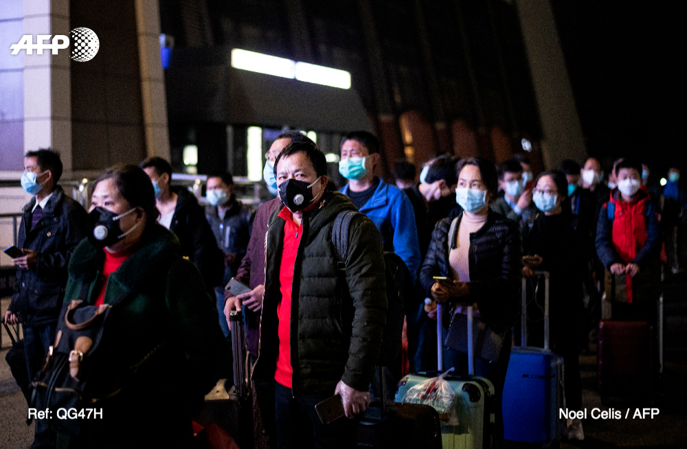afpfr's tweet photo. [A la une à 21h] - La Chine a levé le bouclage de #Wuhan, berceau du nouveau #coronavirus. Des centaines de passagers s'apprêtaient à quitter la ville en train, a constaté l'AFP dans la nuit de mardi à mercredi #AFP [1/4] https://t.co/gWT1pbnn3h