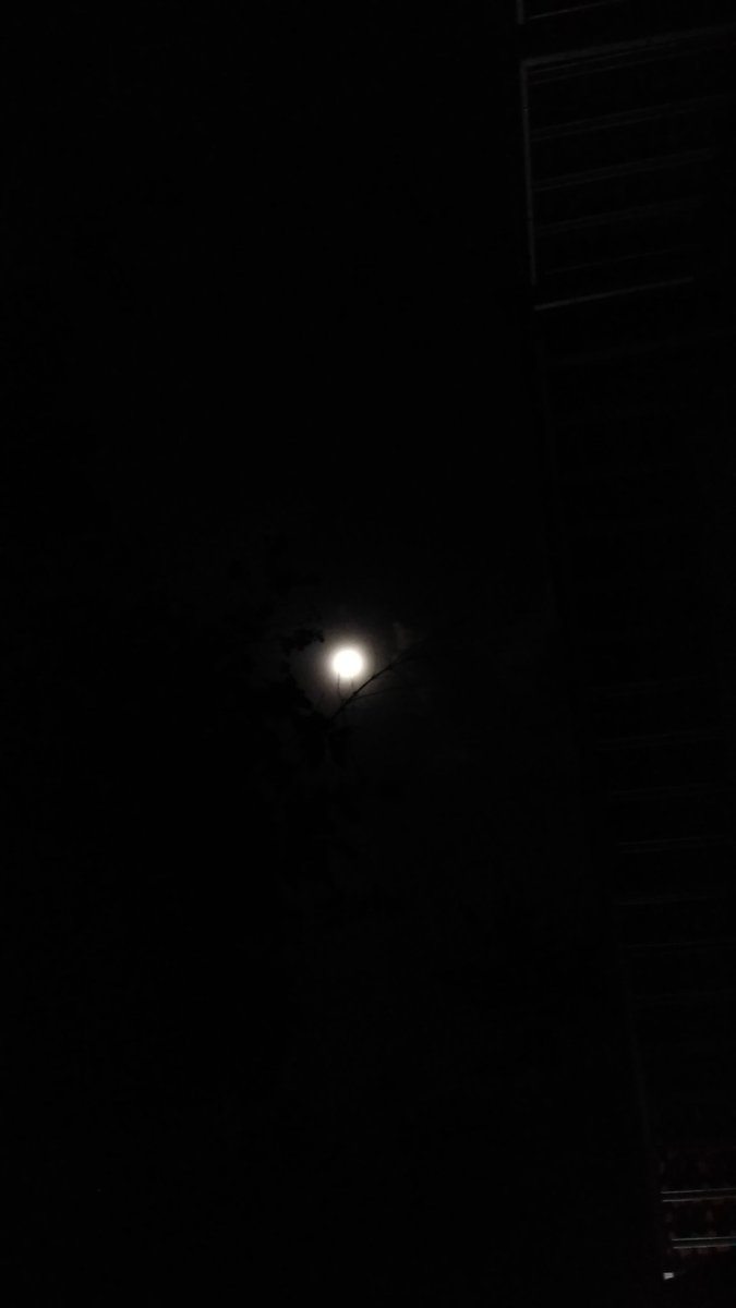amalkanilmumu's tweet image. Take your phone, reduce its brightness, keep balance, and shot 😁📸

#supermoon
#xiaomi
#note4x