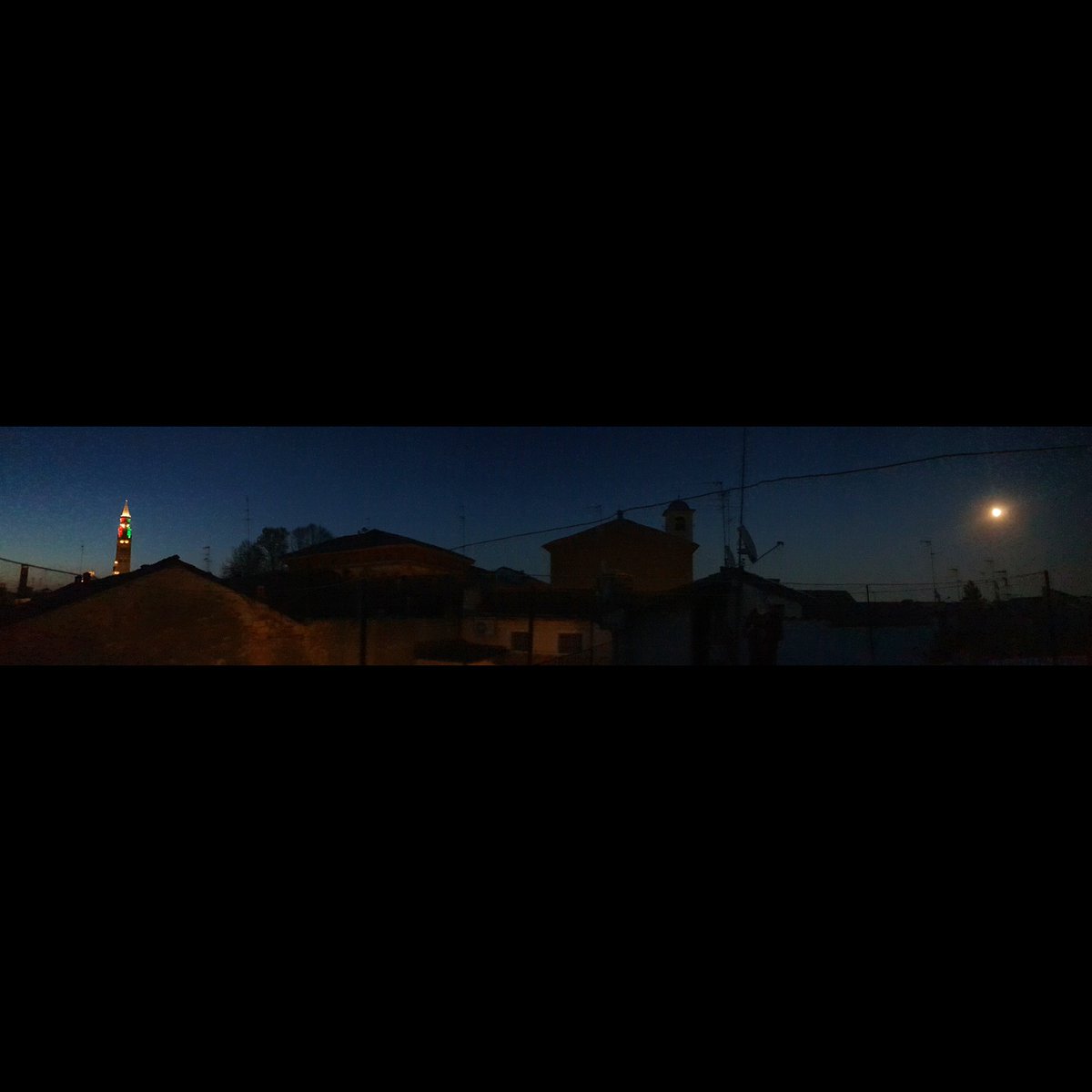 #italy #igersitalia #igersitaly #yallersitalia #photooftheday #picoftheday #colours #mood #instagram #instacremona #igersworld #igerslombardia ##igerseurope #sunset #italia #lombardia #moon #Torrazzo #cremona #photography #photo