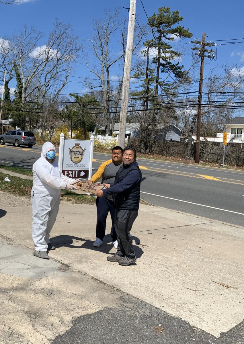 tovaherskovitz's tweet photo. The Hasidic Stoliner Yeshiva in Lakewood, NJ handed out free pizza and fries to anyone who came by. It is so gratifying to see how the Orthodox community here in Ocean County is here for their neighbors.
#lakewoodlove #oneoceancounty https://t.co/lLXKwnaDvk