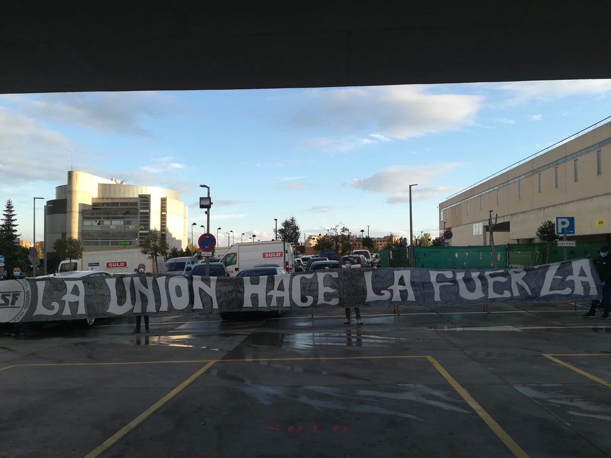 Después de mucho esfuerzo y con lo que ha costado conseguir el material sanitario, por fin hemos podido hacer la entrega del material y la cena a nuestros sanitarios. Muchas gracias a todos por colaborar. #FuckCovid19