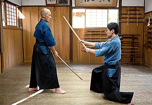 基本、日本の時代劇も見映えの方向性を特化させた殺陣であり、実践剣術を披露したものは数少ない。だが2018年に岡田准一が主演した『散り椿』には香取神道流と思しき、実践リアリズムの型が随所に見られた。長い時代劇の歴史の中で、岡田准一のアプローチは更なる発展と進化の期待を抱かせてくれる