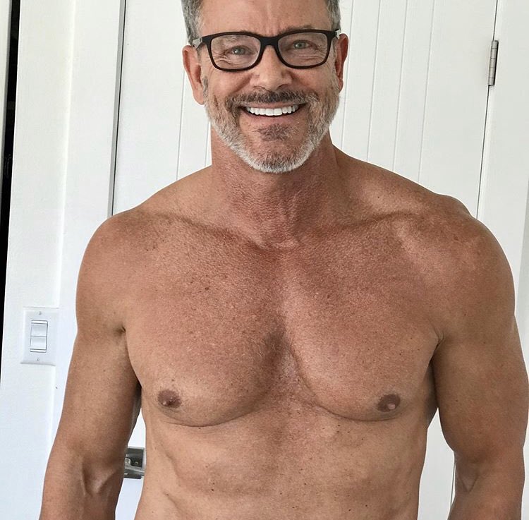 ernsting_d's tweet image. It’s a thing in the modeling world when clients want to know what you REALLY look like TODAY.And they need to see with and without shirt,with and without glasses,with and without smile, every angel..
  .
  .
 
  #keepworkingout #greeneyes #silvermodel #fitness #fitmodel #fitove