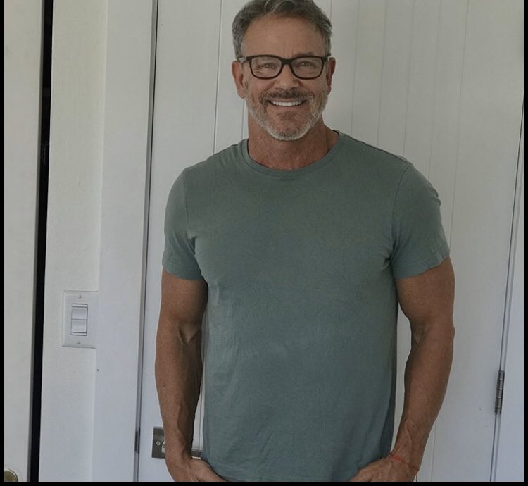 ernsting_d's tweet image. It’s a thing in the modeling world when clients want to know what you REALLY look like TODAY.And they need to see with and without shirt,with and without glasses,with and without smile, every angel..
  .
  .
 
  #keepworkingout #greeneyes #silvermodel #fitness #fitmodel #fitove