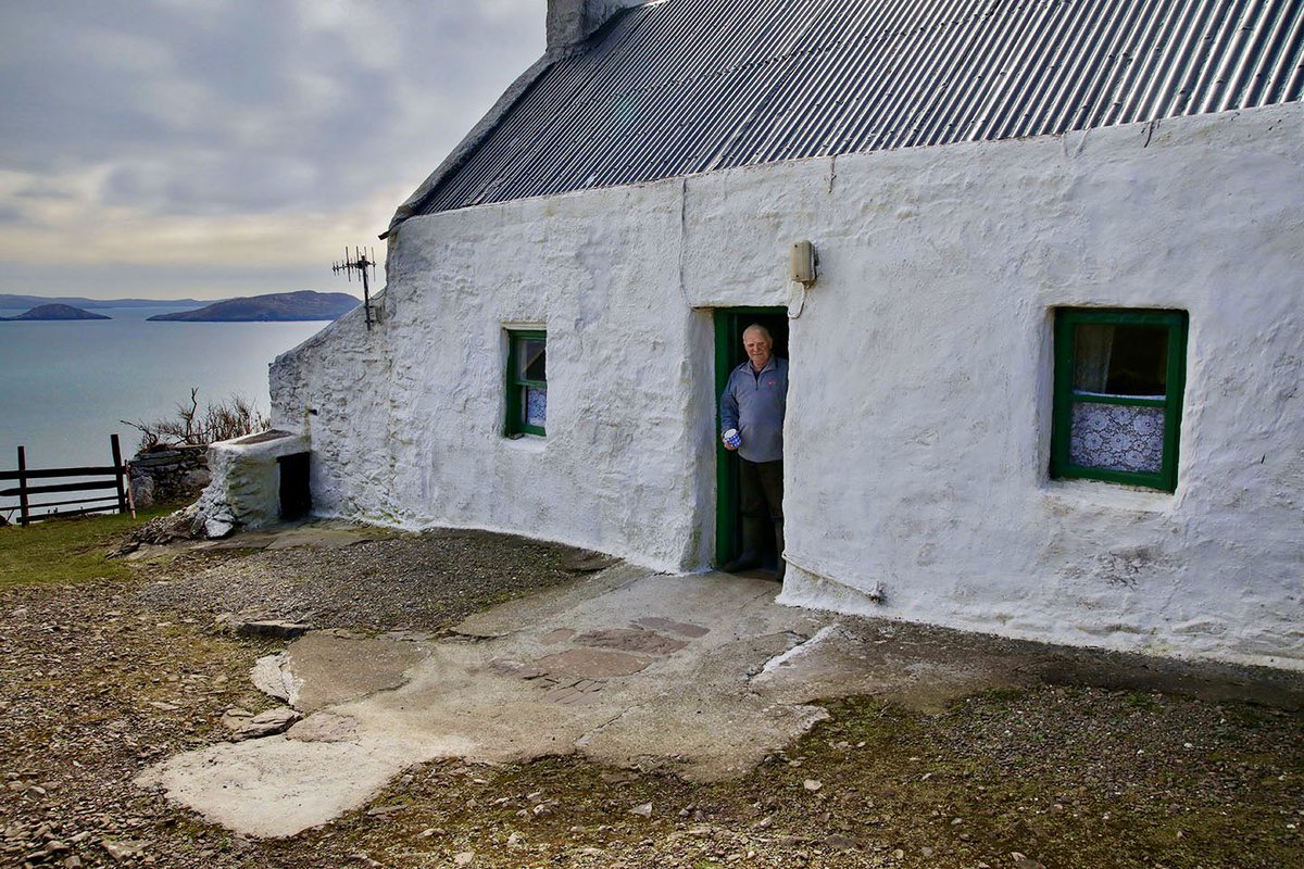valphoto's tweet photo. Watching out for your neighbour💙 and #KeepingPeopleSafe as James Kelly keeps busy during lambing Season on Ceann Bhólais, Cill Rialaig #SkelligCoast @wildatlanticway during #COVID19 #RuralIrelandMustBeIsolated https://t.co/scFt1WtOGw